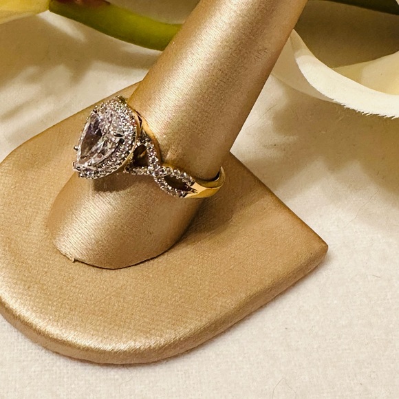 Danbury Mint Diamonesk engagement/cocktail style ring. - Picture 4 of 5